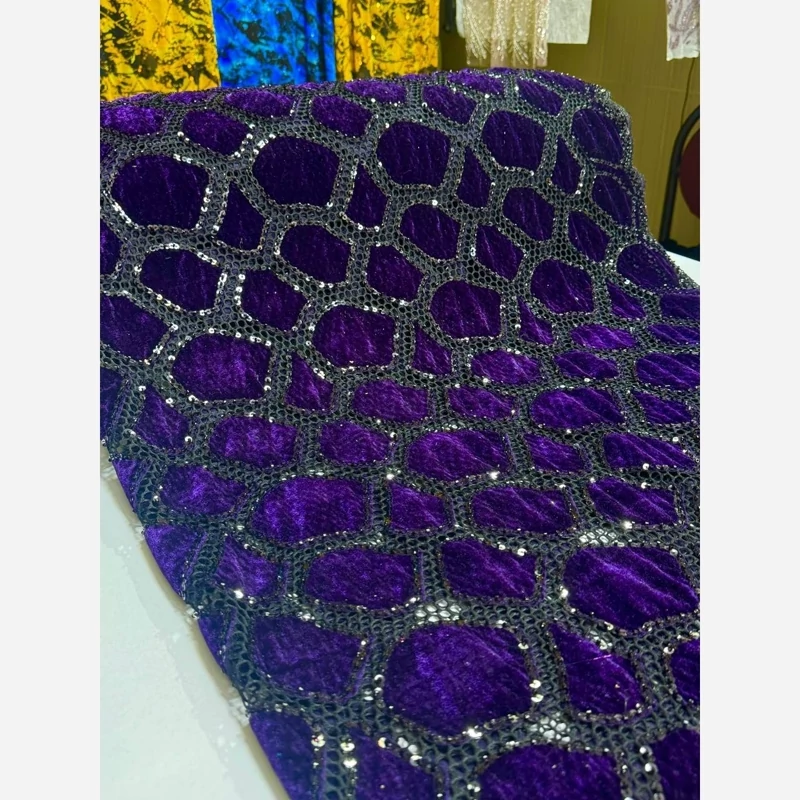 پارچه لاکچری گیپور گل مخمل  کار شده با پولک و منجوق براق  عرض 150 سانتی متر  قیمت استثنا